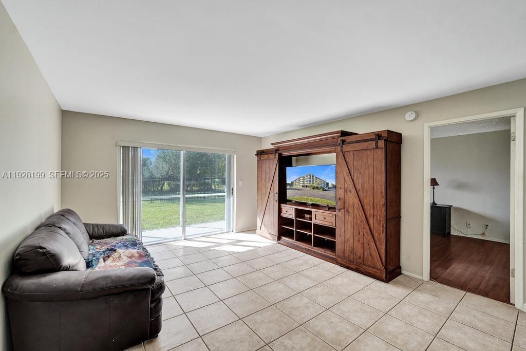 See details 112 1 / 2 775 sq. ft. $ 2025-12-11 0 Photo