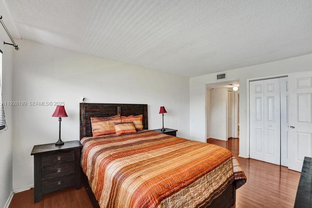 See details 112 1 / 2 775 sq. ft. $ 2025-12-11 0 Photo