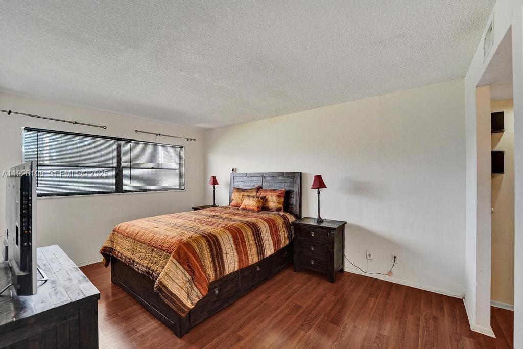 See details 112 1 / 2 775 sq. ft. $ 2025-12-11 0 Photo