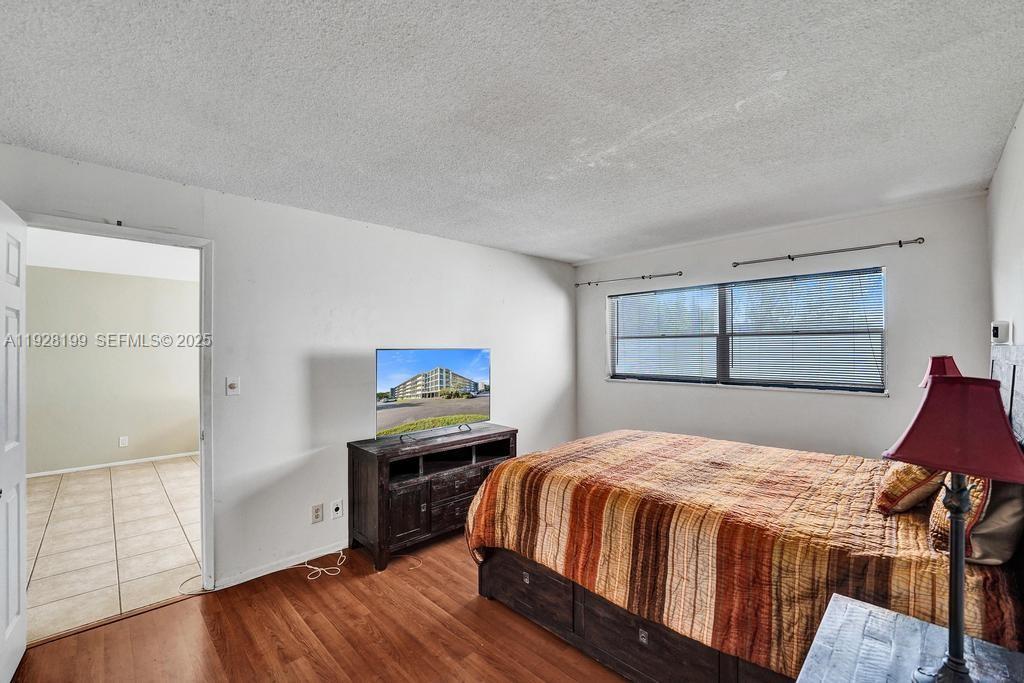 See details 112 1 / 2 775 sq. ft. $ 2025-12-11 0 Photo