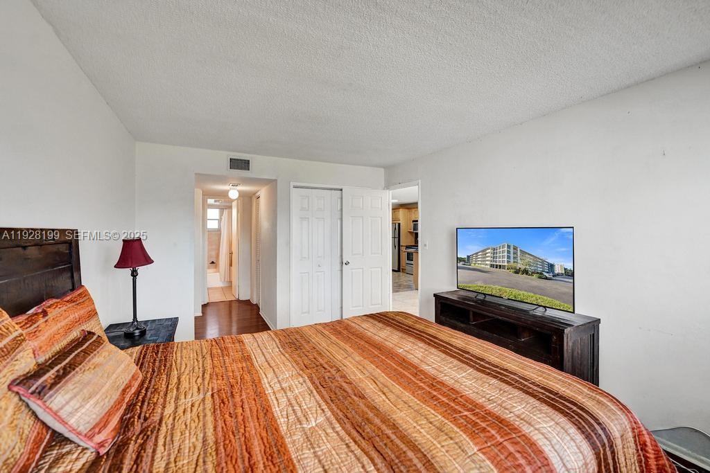 See details 112 1 / 2 775 sq. ft. $ 2025-12-11 0 Photo