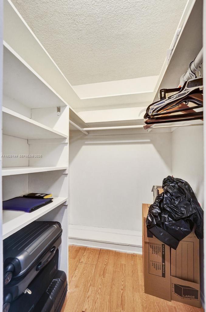 See details 112 1 / 2 775 sq. ft. $ 2025-12-11 0 Photo