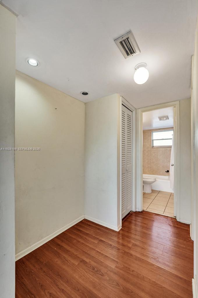 See details 112 1 / 2 775 sq. ft. $ 2025-12-11 0 Photo