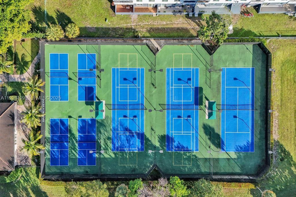 See details 112 1 / 2 775 sq. ft. $ 2025-12-11 0 Photo