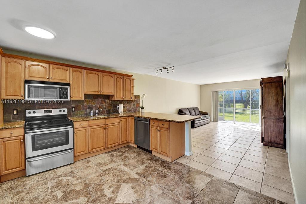 See details 112 1 / 2 775 sq. ft. $ 2025-12-11 0 Photo