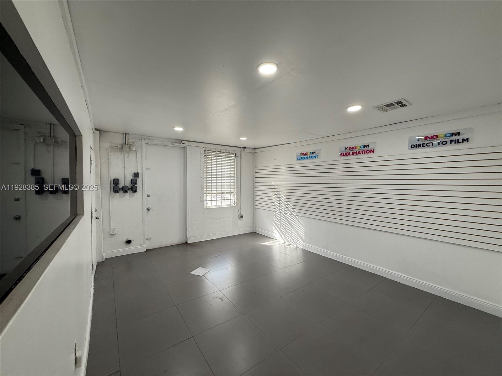 See details 10674 / sq. ft. $ 2025-12-10 0 Photo