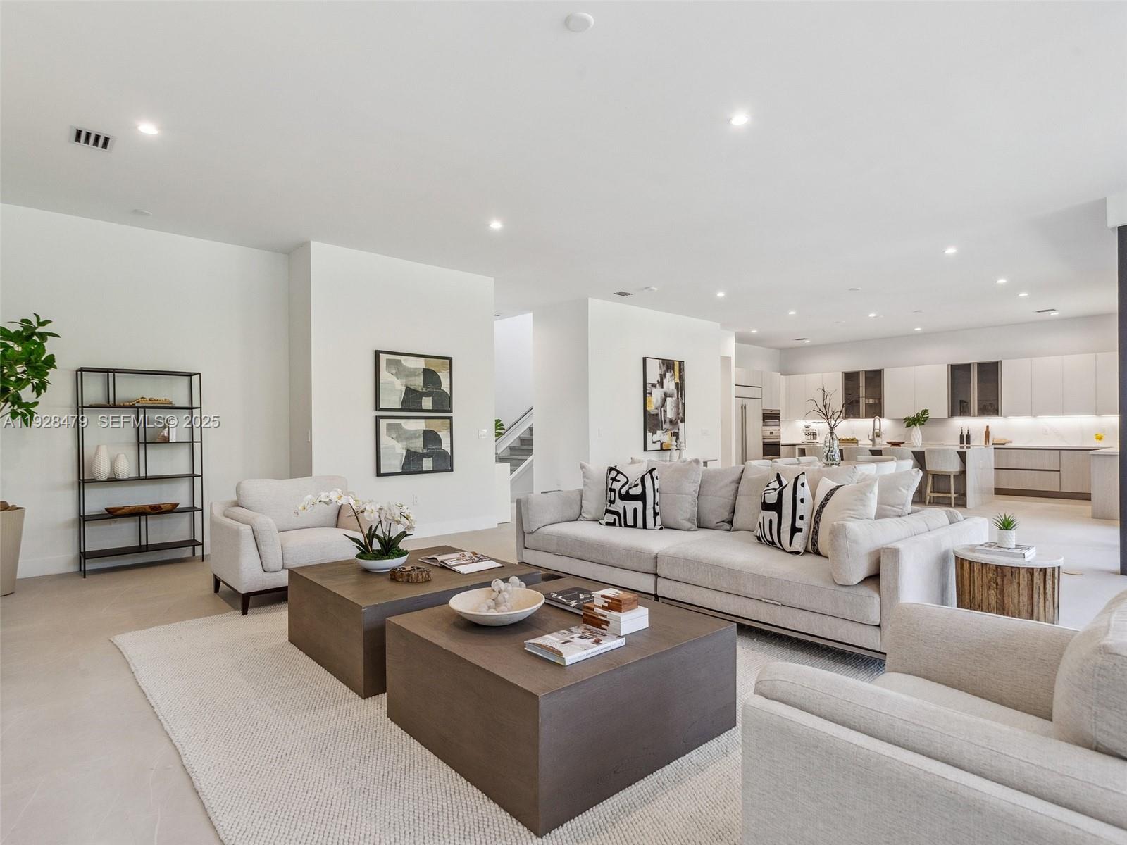 Подробнее 7285 4 / 4 4143 кв.футов $ 2025-12-10 0 Фото