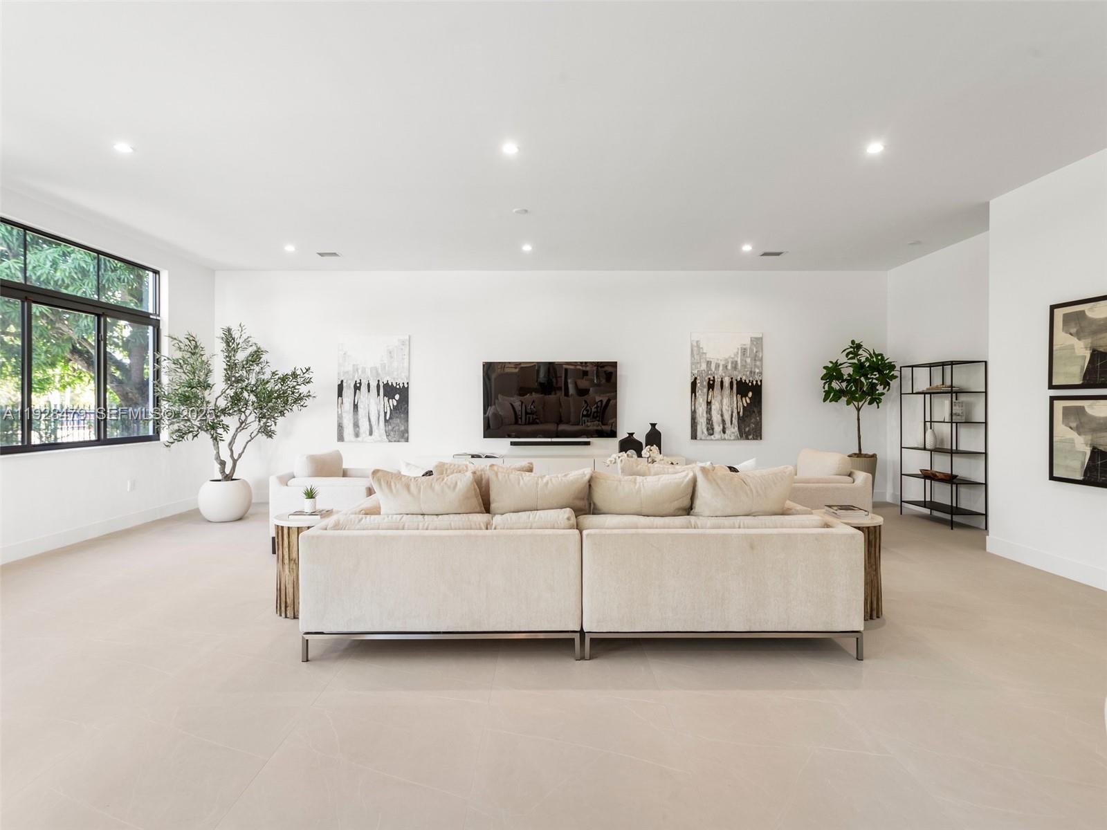 Подробнее 7285 4 / 4 4143 кв.футов $ 2025-12-10 0 Фото