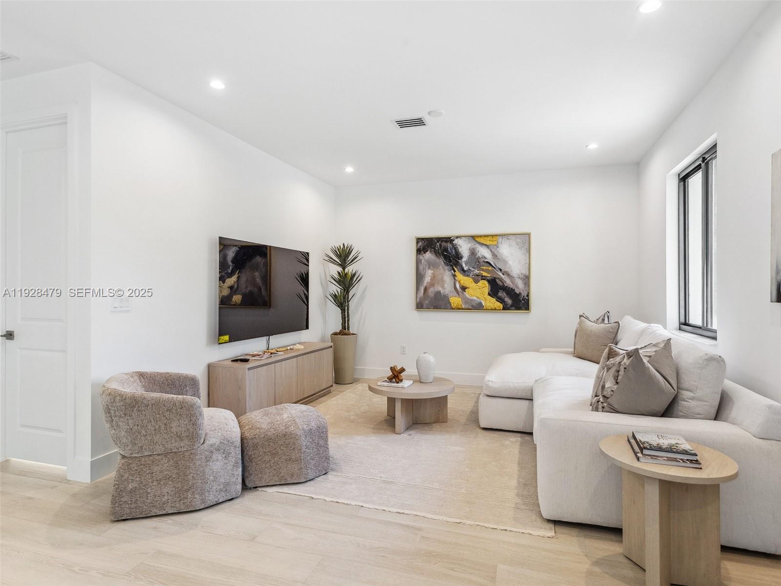 Подробнее 7285 4 / 4 4143 кв.футов $ 2025-12-10 0 Фото