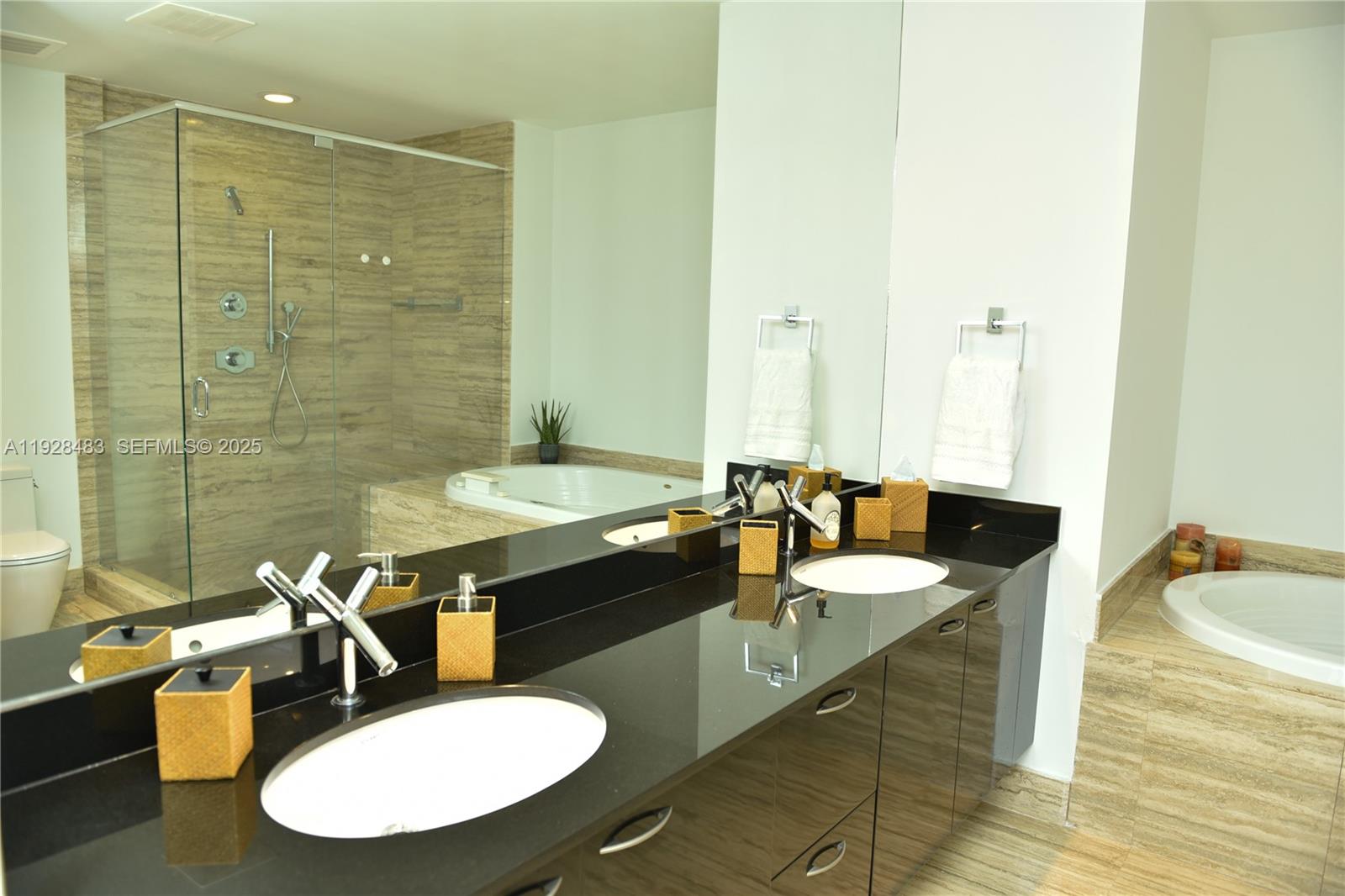 2302 3 / 4 1979 кв.футов $ 2025-12-10 0 Фото