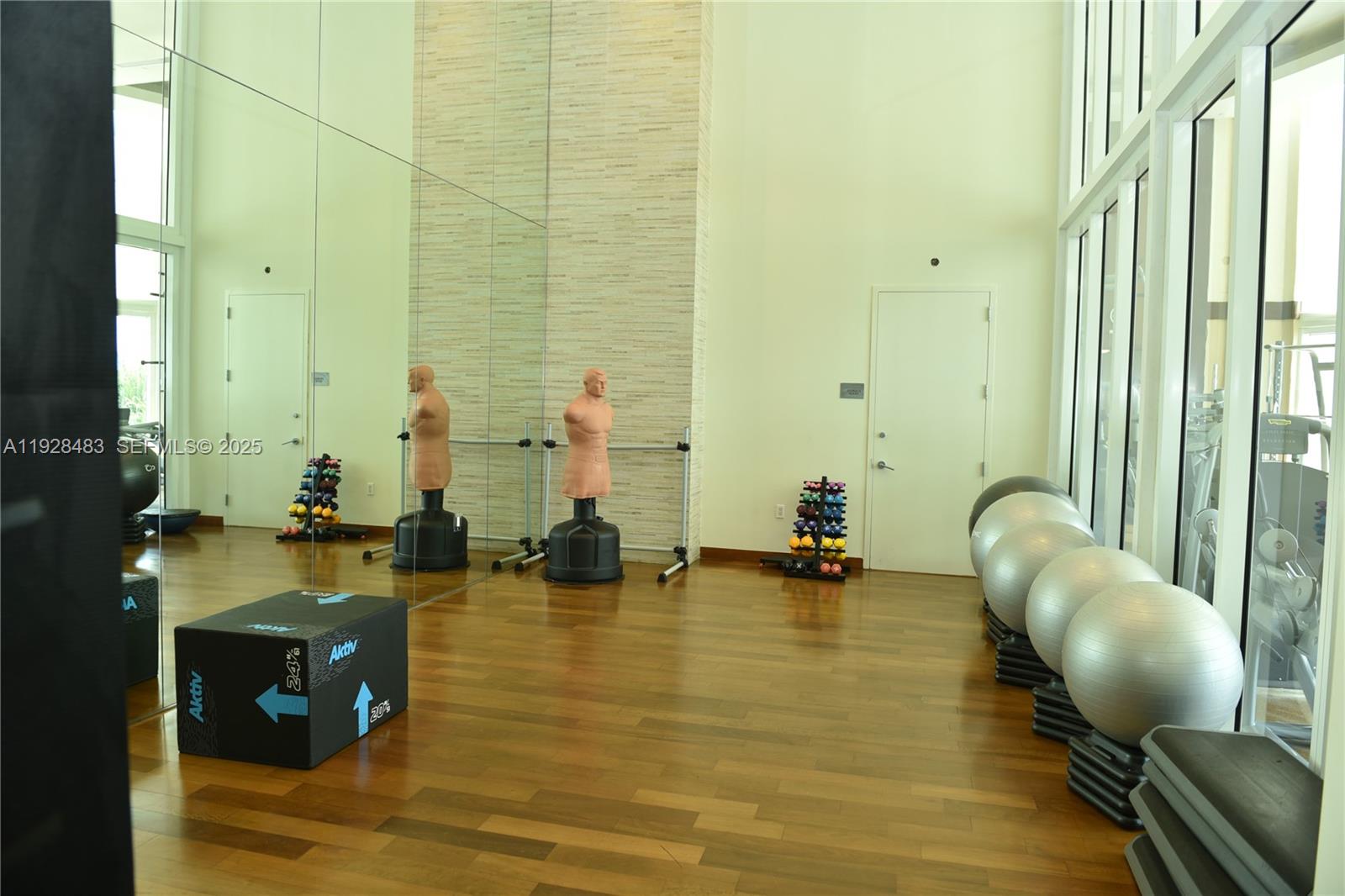 2302 3 / 4 1979 кв.футов $ 2025-12-10 0 Фото