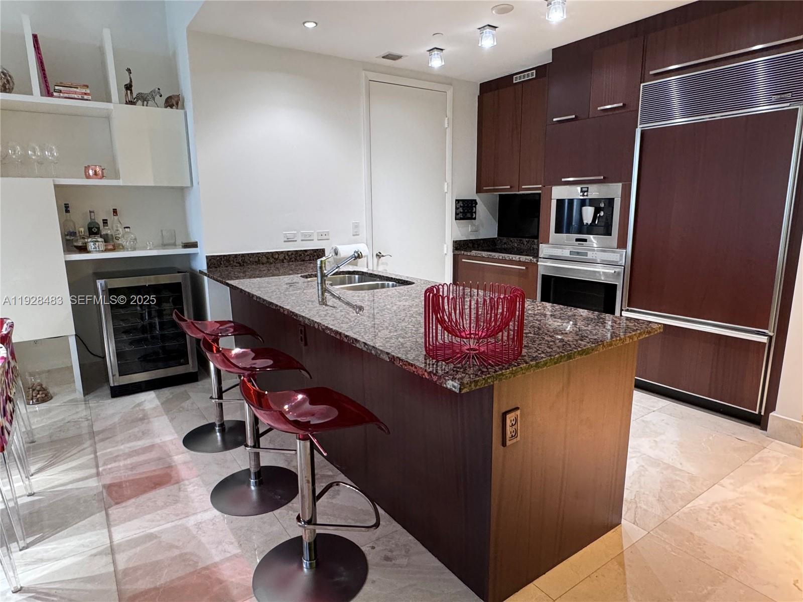 2302 3 / 4 1979 кв.футов $ 2025-12-10 0 Фото