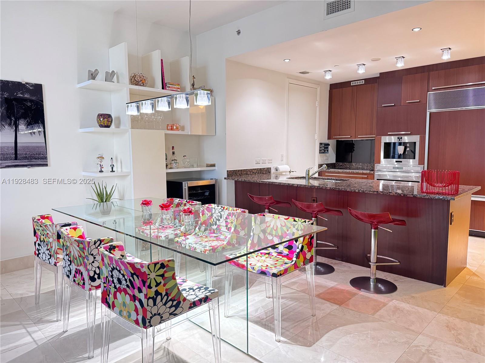 2302 3 / 4 1979 кв.футов $ 2025-12-10 0 Фото