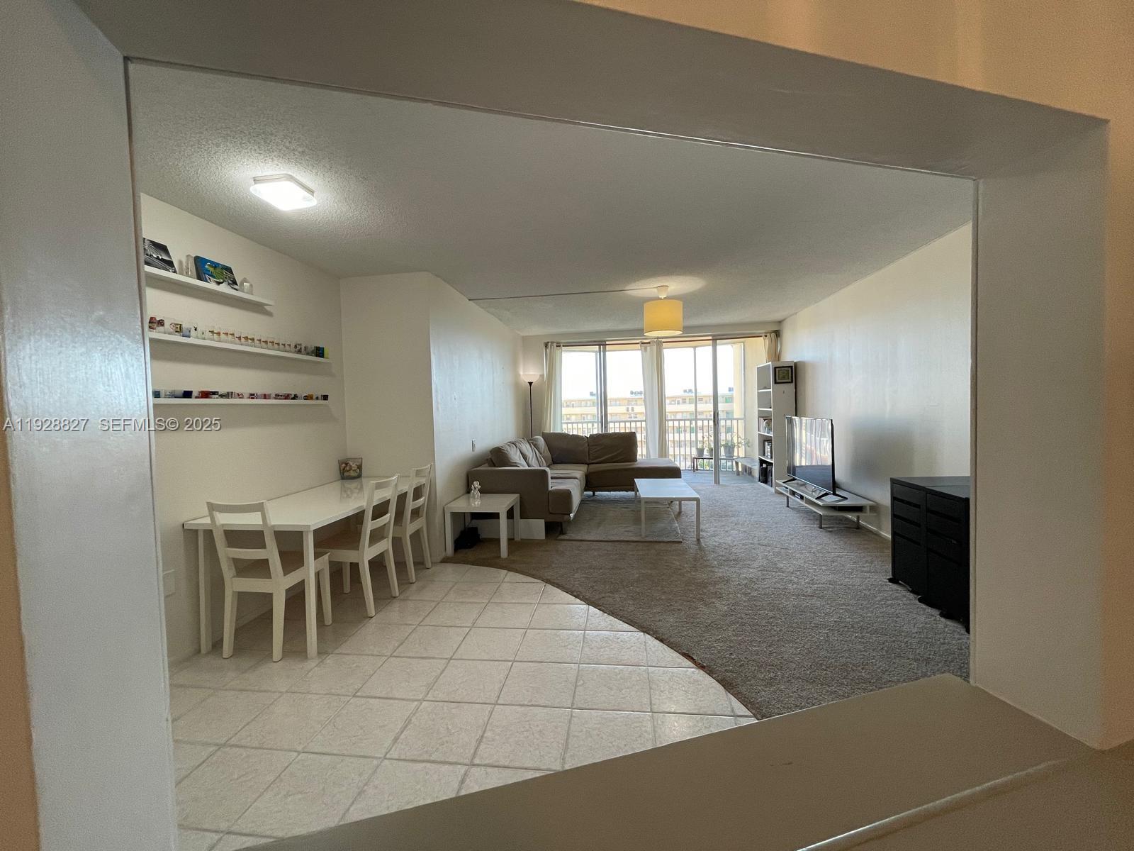 Подробнее 814-2 1 / 2 1036 кв.футов $ 2025-12-10 0 Фото