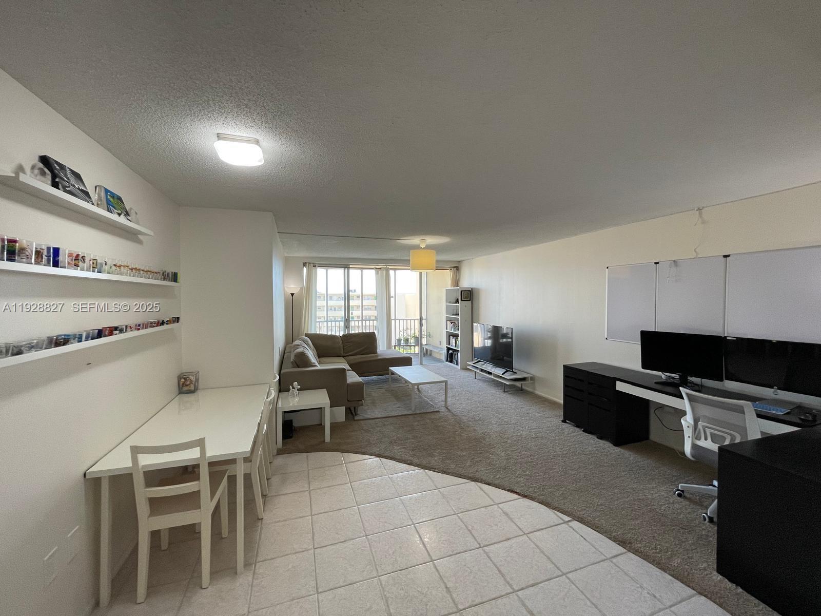 Подробнее 814-2 1 / 2 1036 кв.футов $ 2025-12-10 0 Фото