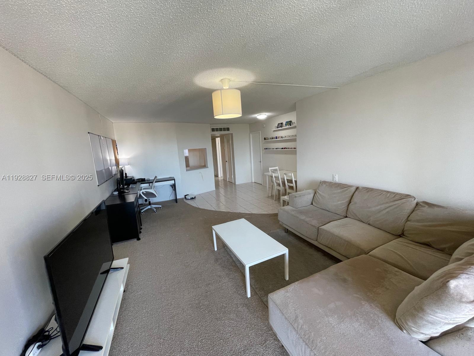 Подробнее 814-2 1 / 2 1036 кв.футов $ 2025-12-10 0 Фото