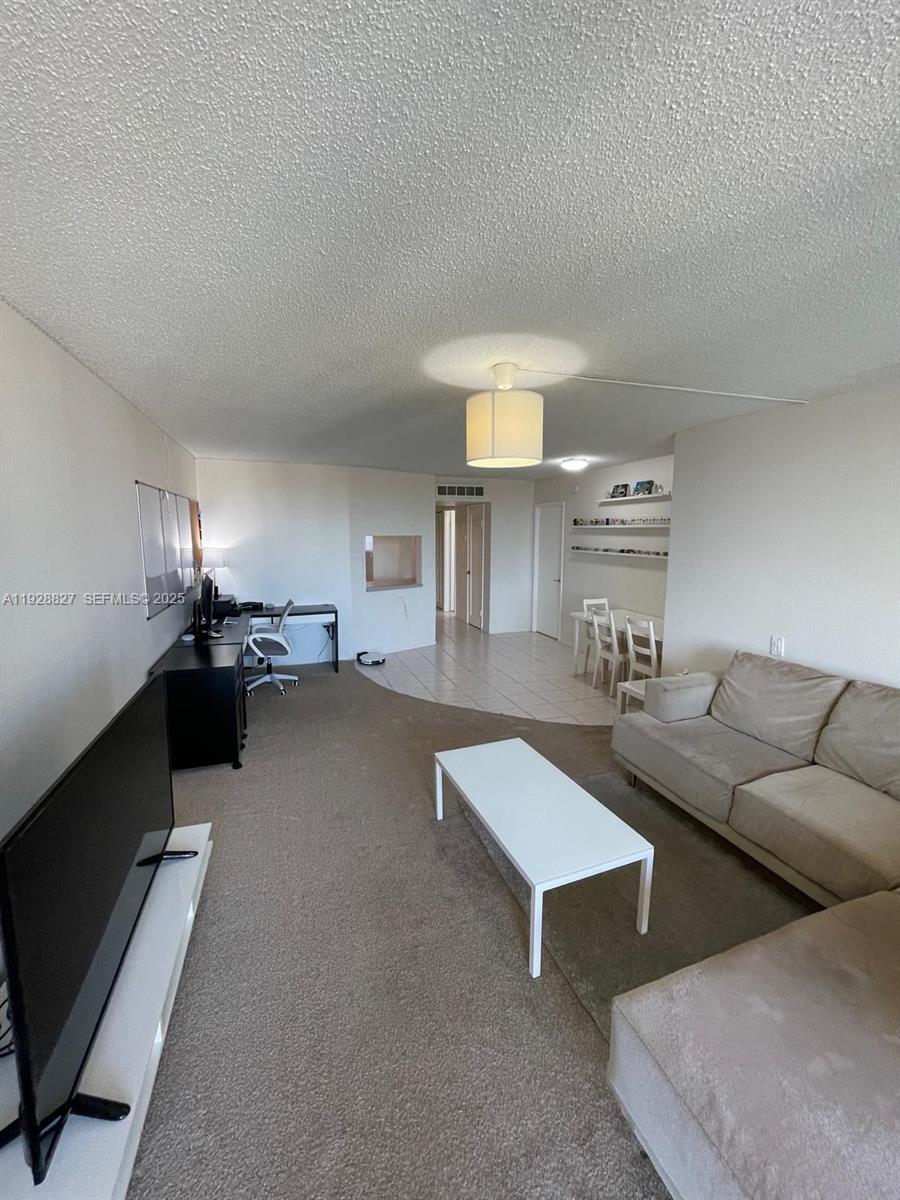 Подробнее 814-2 1 / 2 1036 кв.футов $ 2025-12-10 0 Фото