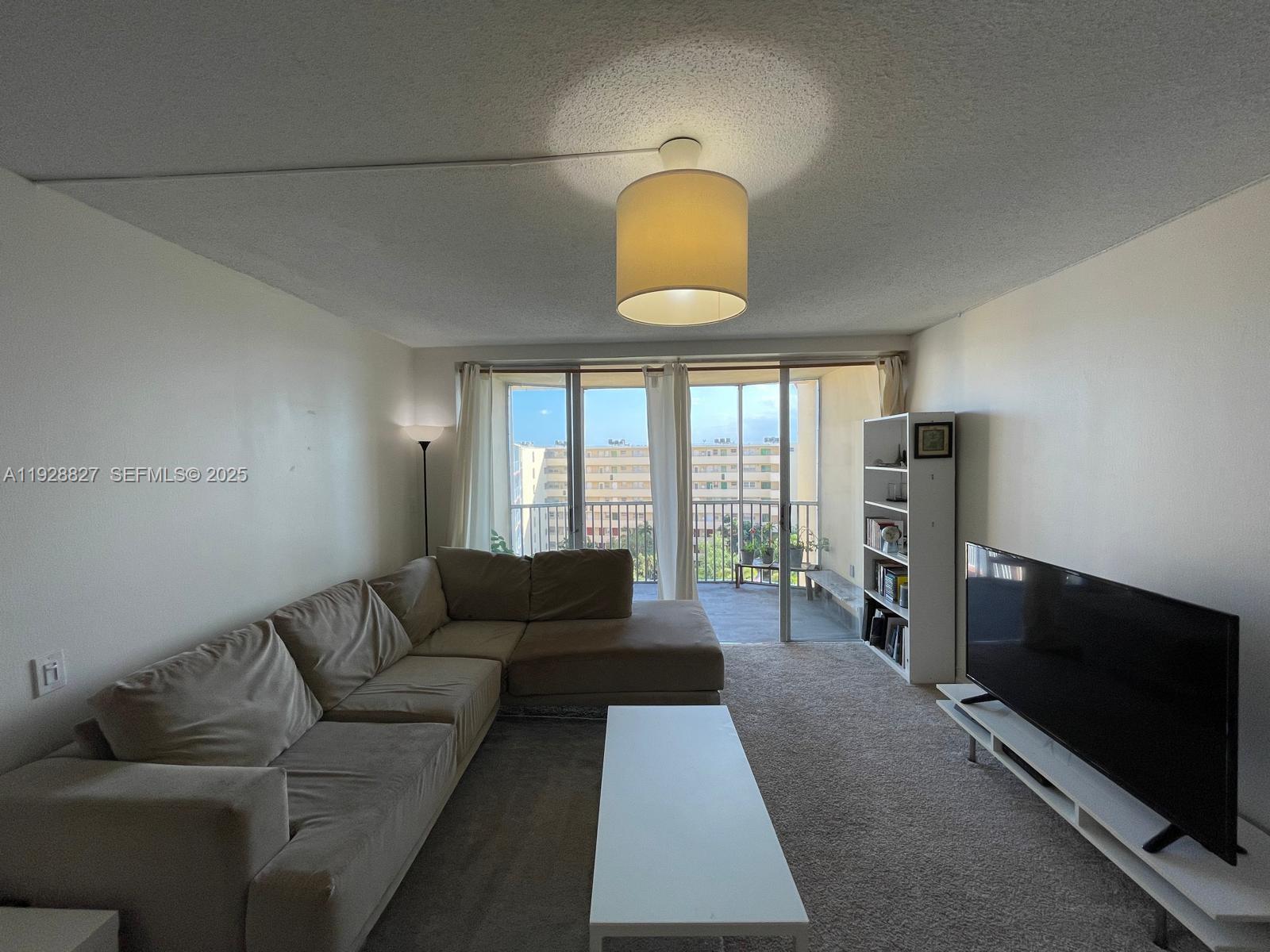 Подробнее 814-2 1 / 2 1036 кв.футов $ 2025-12-10 0 Фото