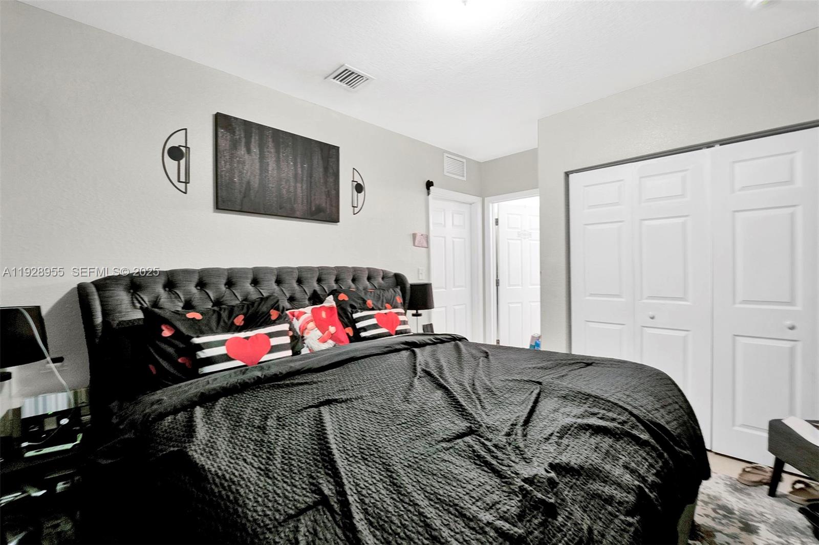 See details / 4951 sq. ft. $ 2025-12-11 0 Photo