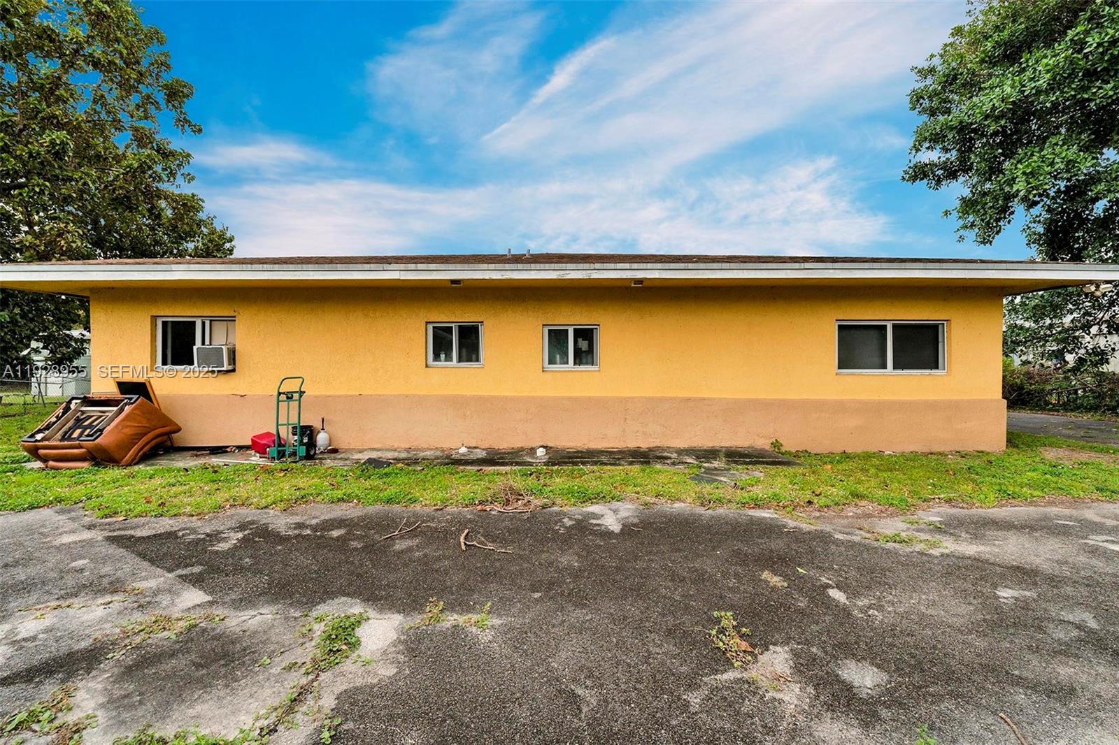 See details / 4951 sq. ft. $ 2025-12-11 0 Photo