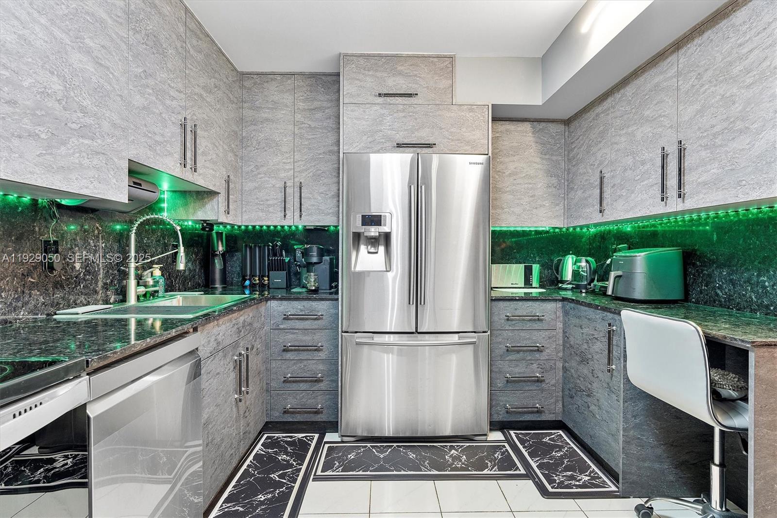 Photo of 2401 Ocean Dr  #605, Hollywood, Florida, 33019 - 