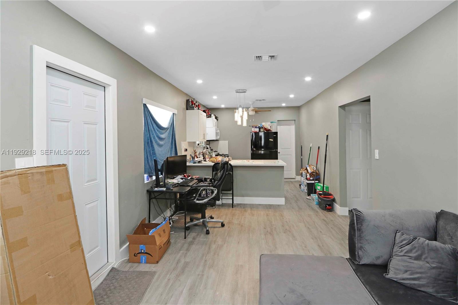 See details / sq. ft. $ 2025-12-11 0 Photo