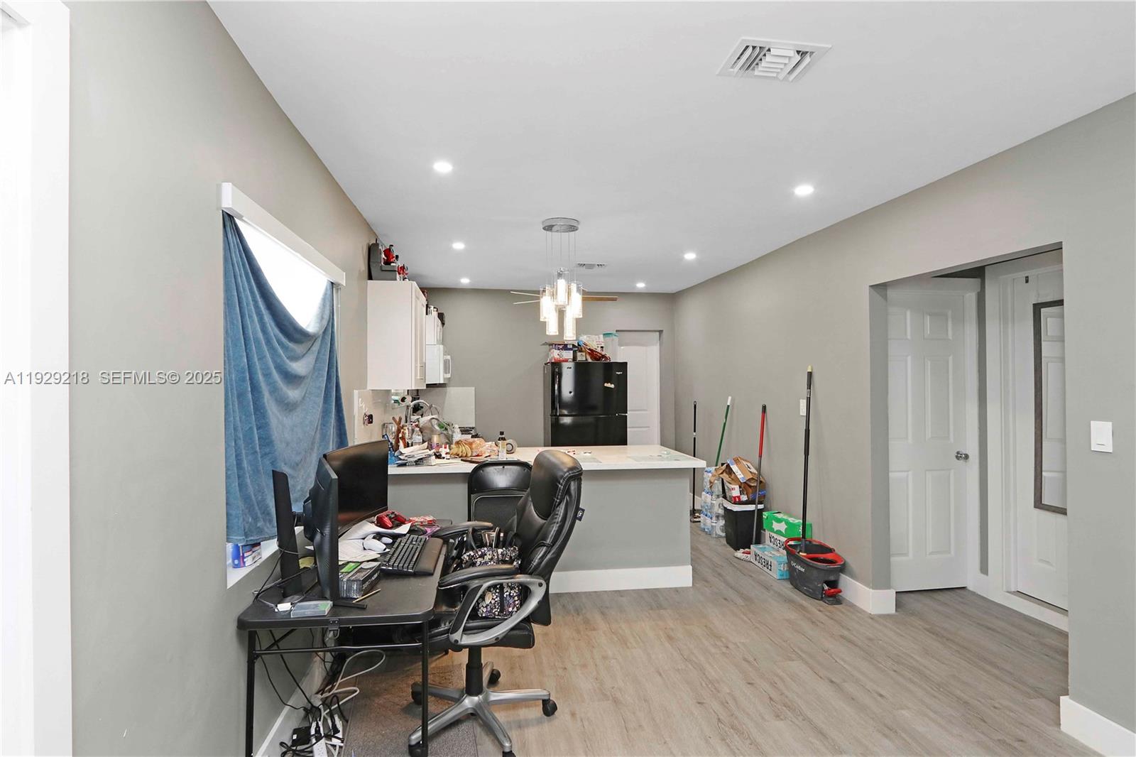 See details / sq. ft. $ 2025-12-11 0 Photo