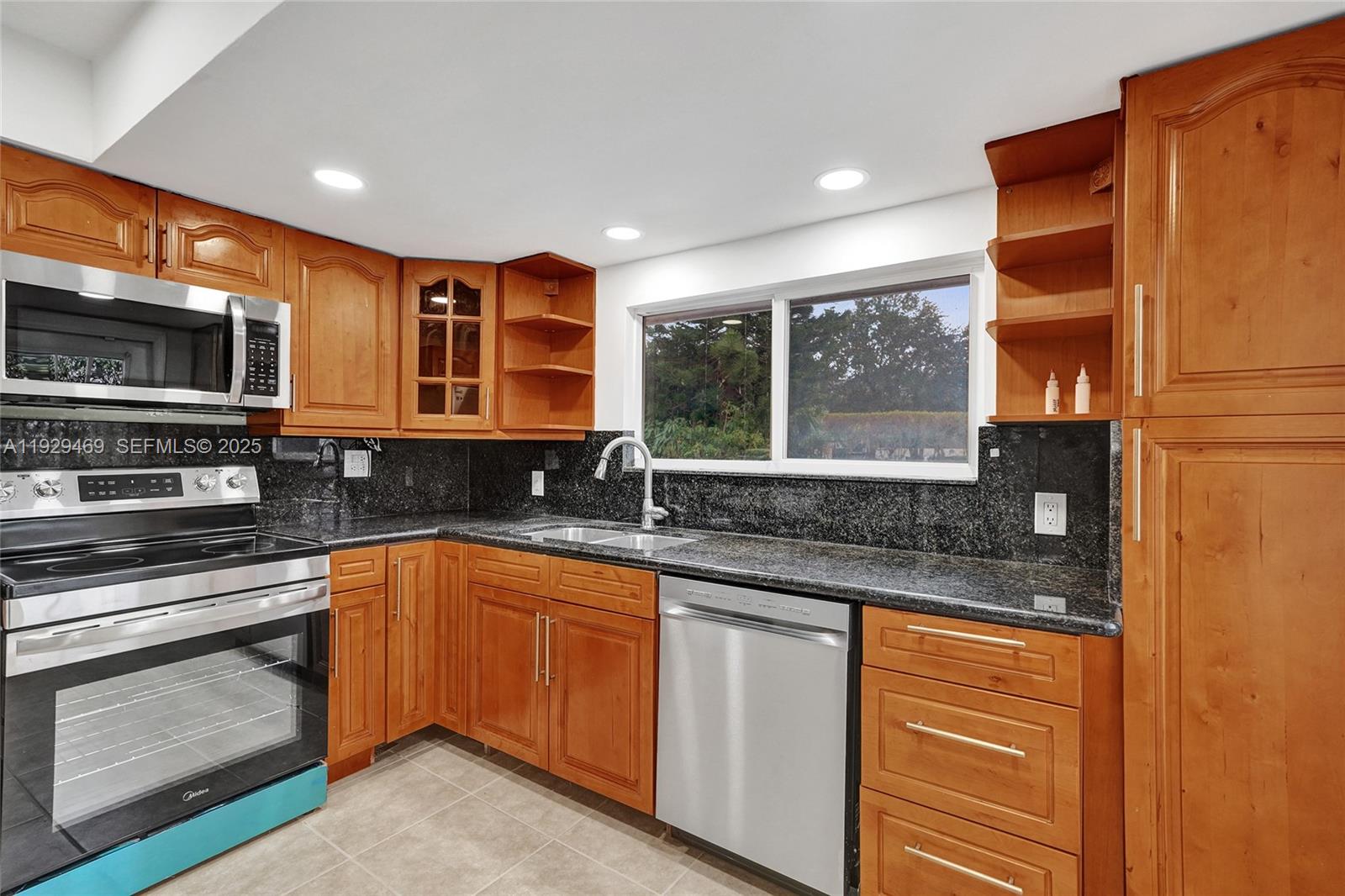 See details / 2557 sq. ft. $ 2025-12-11 0 Photo