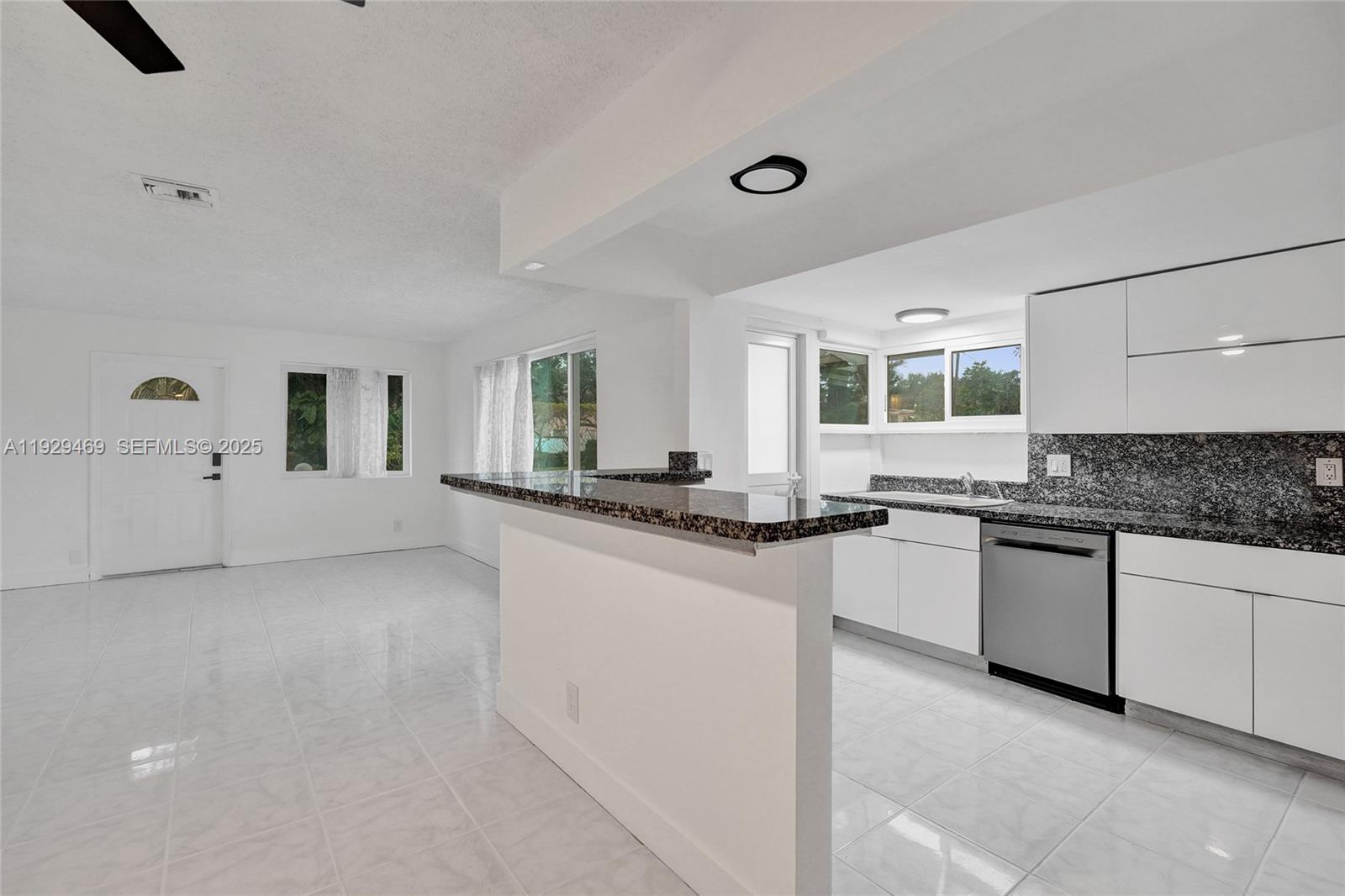 See details / 2557 sq. ft. $ 2025-12-11 0 Photo