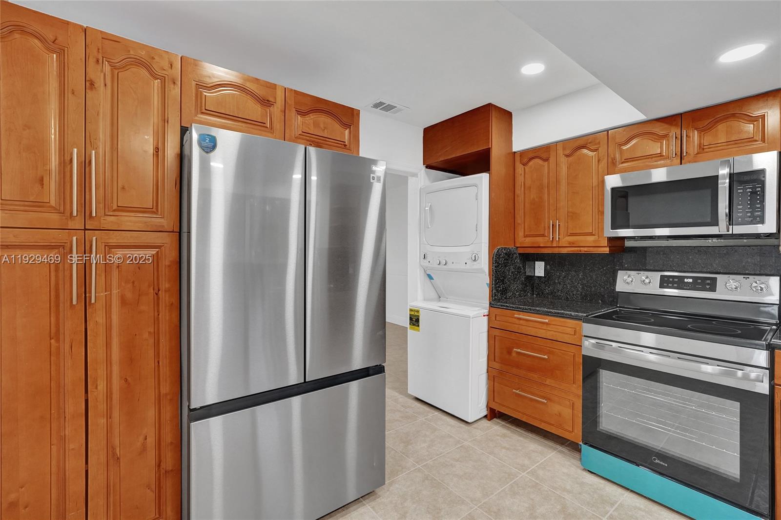 See details / 2557 sq. ft. $ 2025-12-11 0 Photo