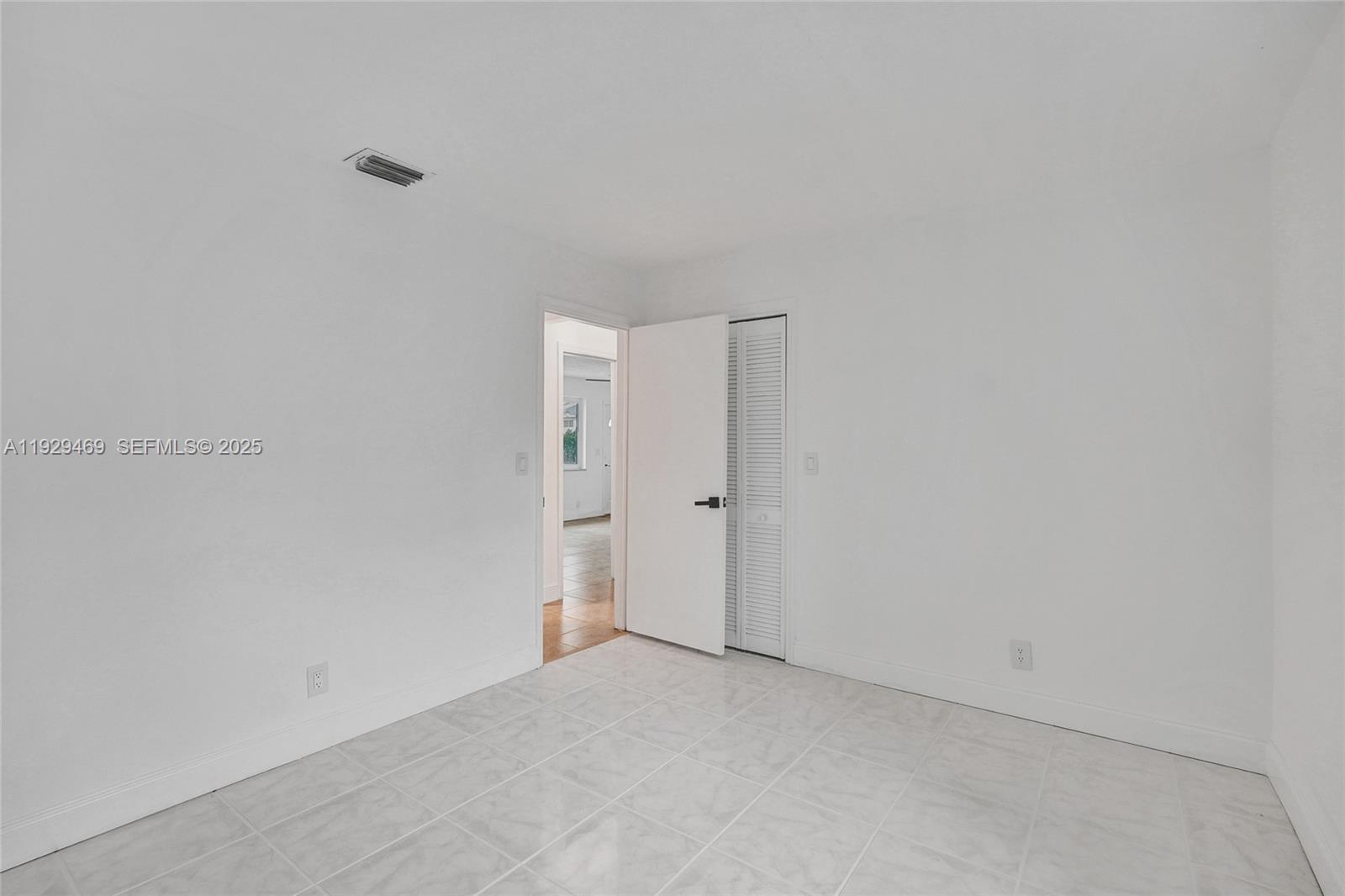 See details / 2557 sq. ft. $ 2025-12-11 0 Photo