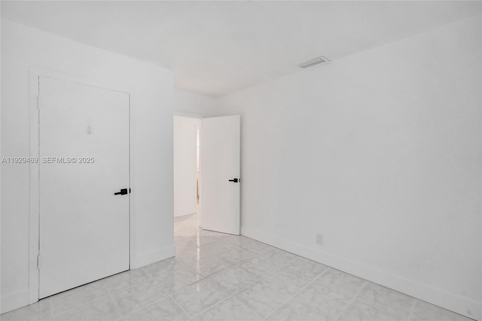 See details / 2557 sq. ft. $ 2025-12-11 0 Photo