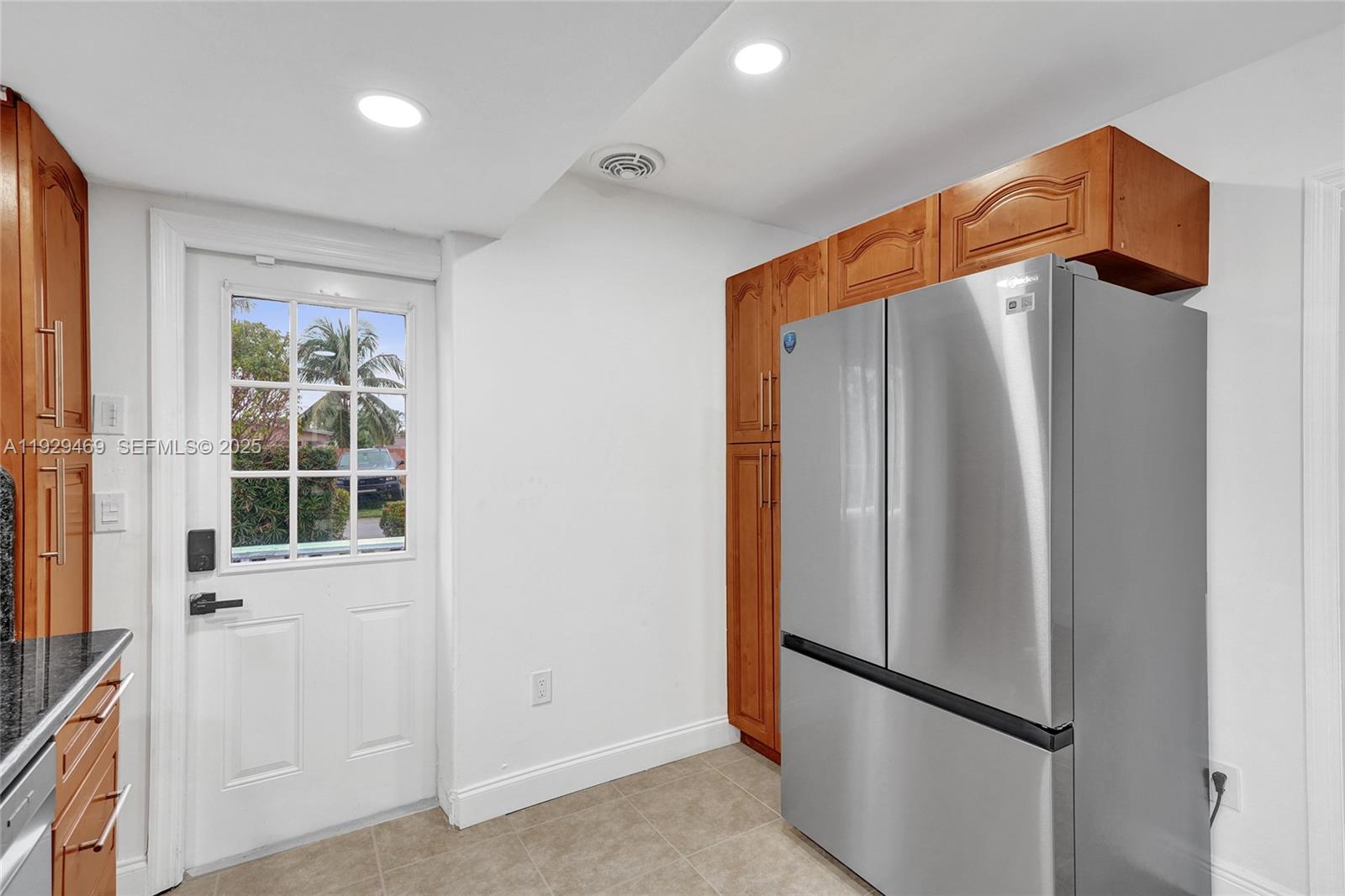 See details / 2557 sq. ft. $ 2025-12-11 0 Photo