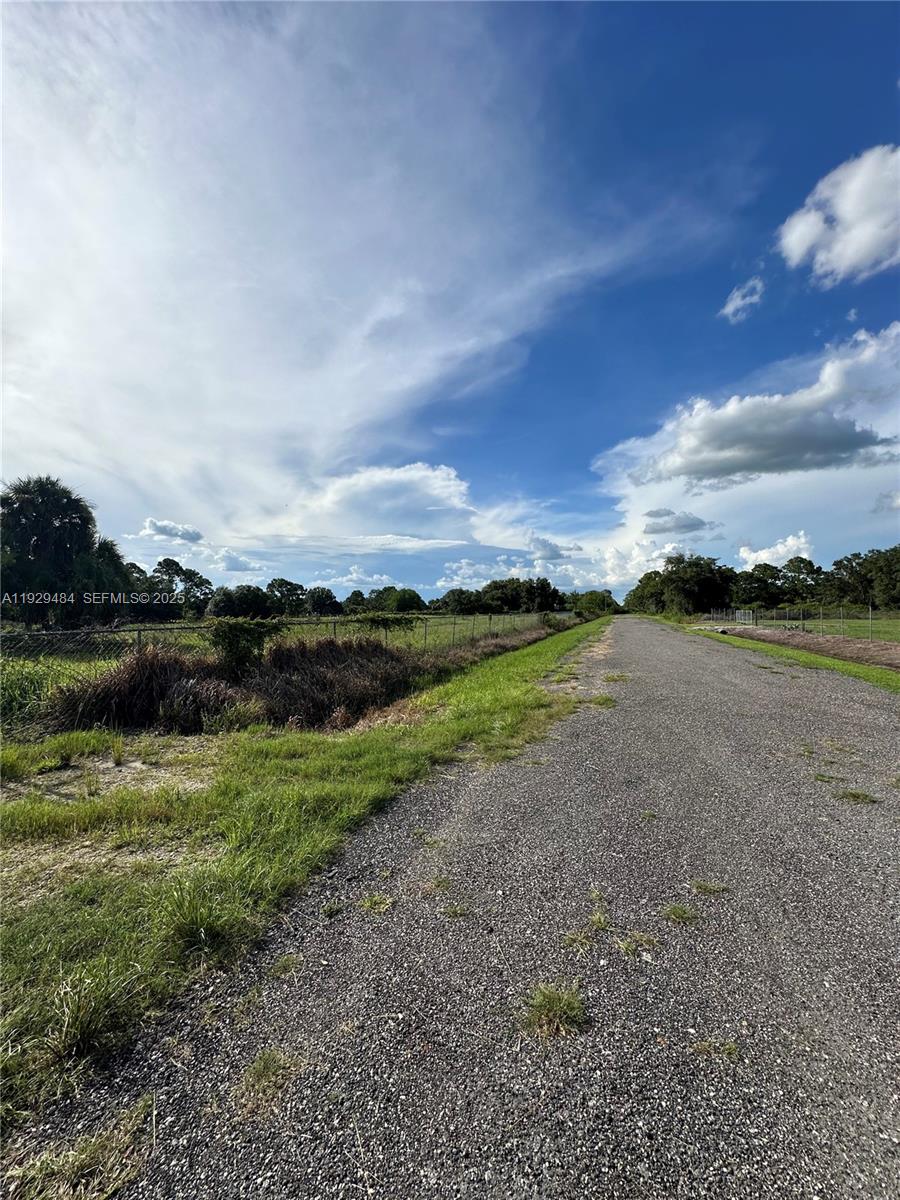   /   кв.футов $ 2025-12-11 0 Фото