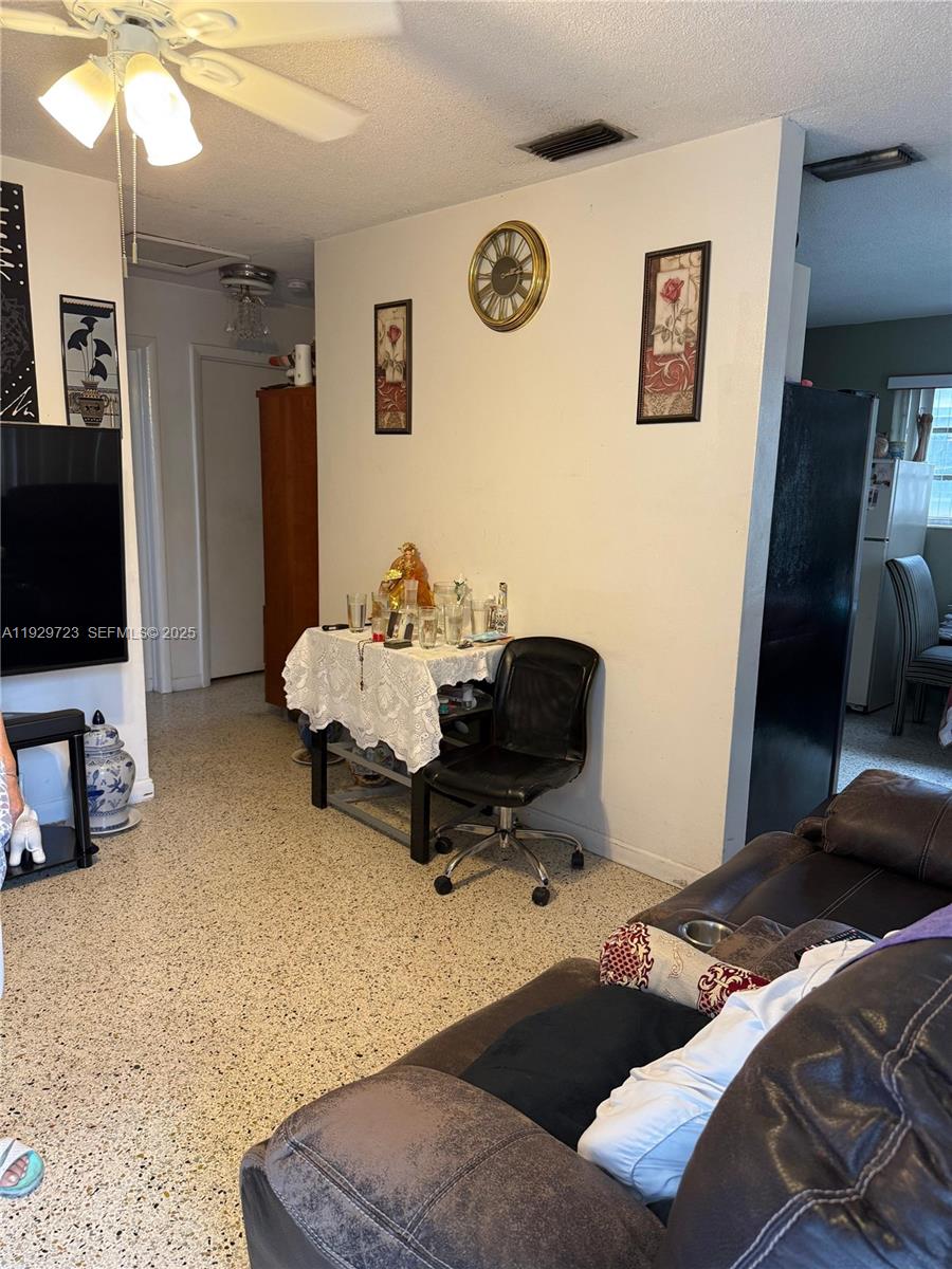 Подробнее / 1850 кв.футов $ 2025-12-12 0 Фото