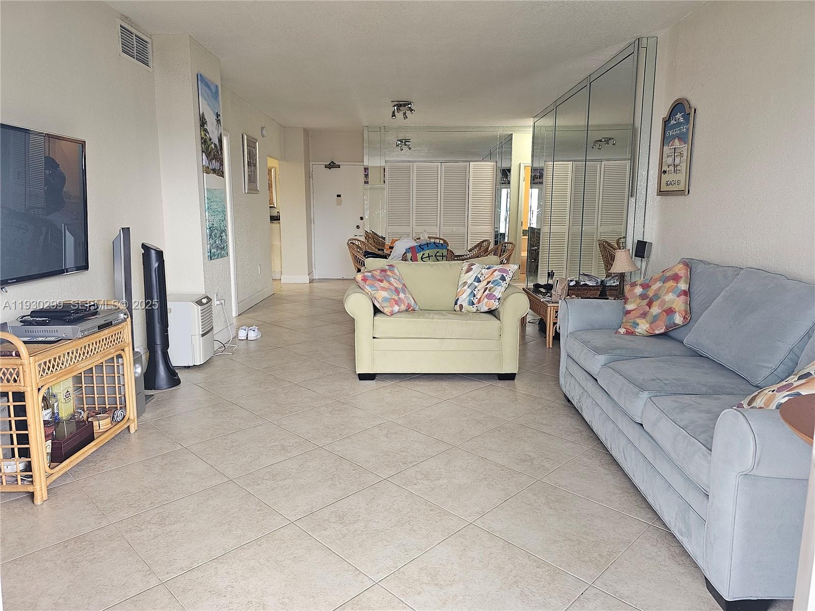 Ver detalles 18B 1 / 2 870 sq. ft. $ 2025-12-13 0 foto