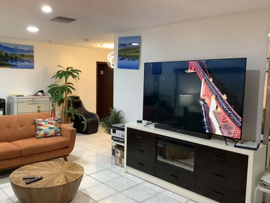 Ver detalles 6706 / sq. ft. $ 2025-12-14 0 foto