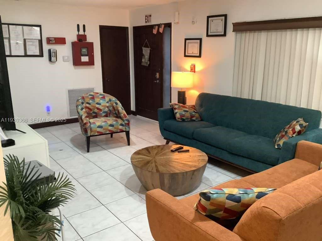 Ver detalles 6706 / sq. ft. $ 2025-12-14 0 foto