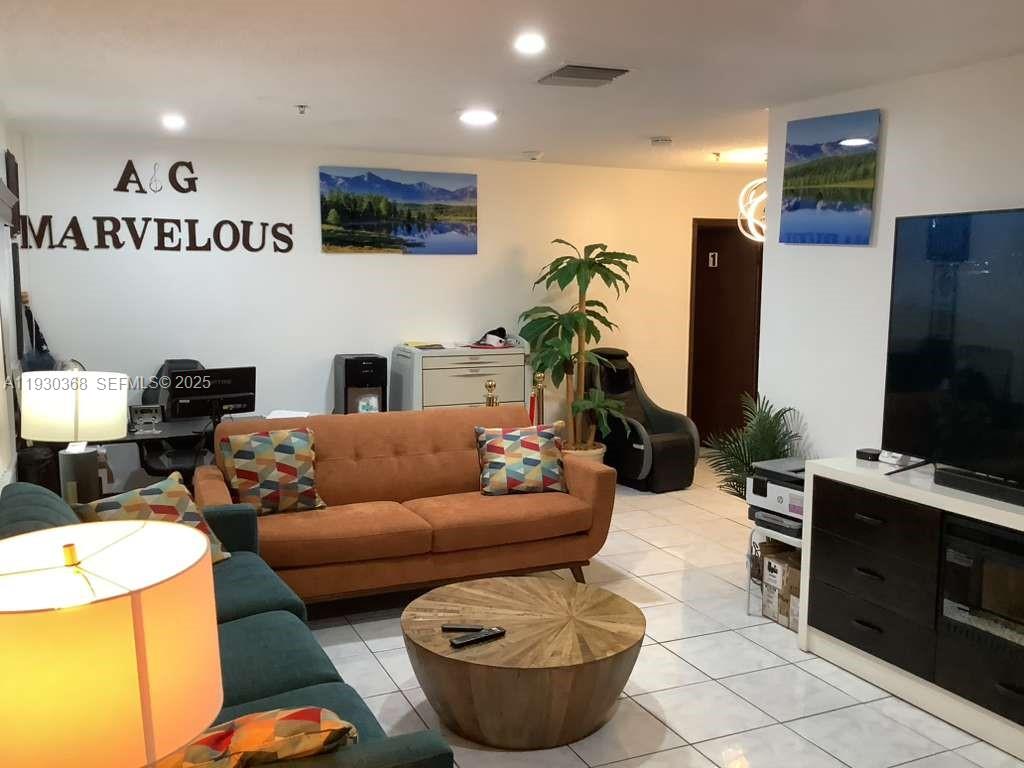 Ver detalles 6706 / sq. ft. $ 2025-12-14 0 foto