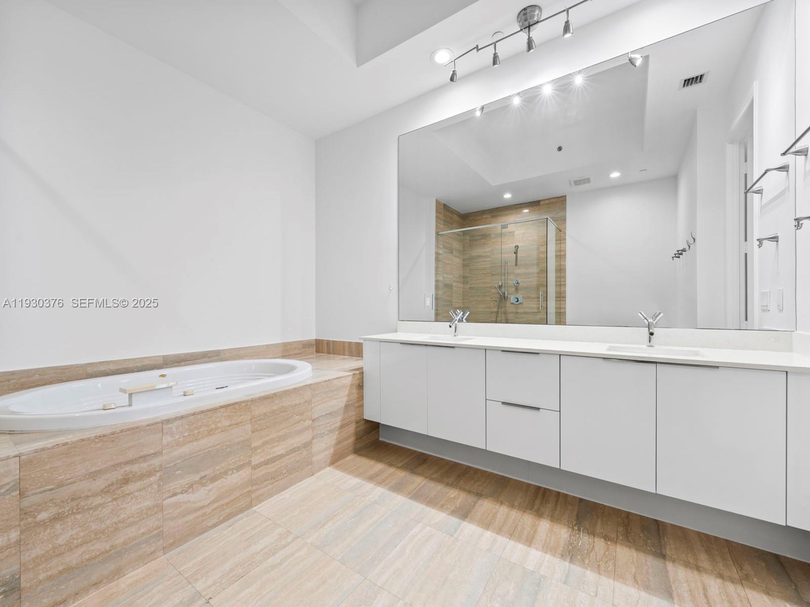 Подробнее 3707 2 / 3 2084 кв.футов $ 2025-12-14 0 Фото