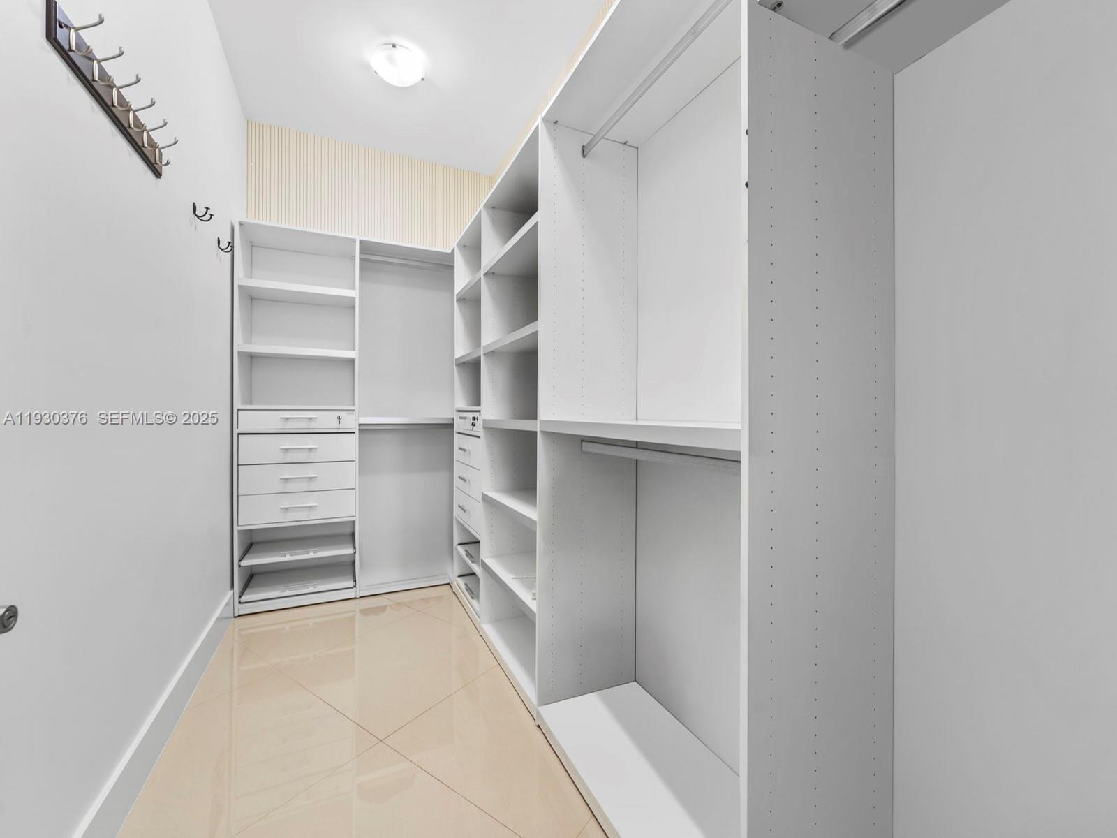 Подробнее 3707 2 / 3 2084 кв.футов $ 2025-12-14 0 Фото