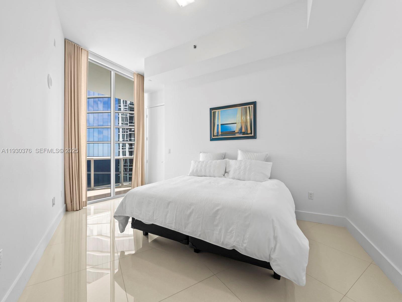 Подробнее 3707 2 / 3 2084 кв.футов $ 2025-12-14 0 Фото