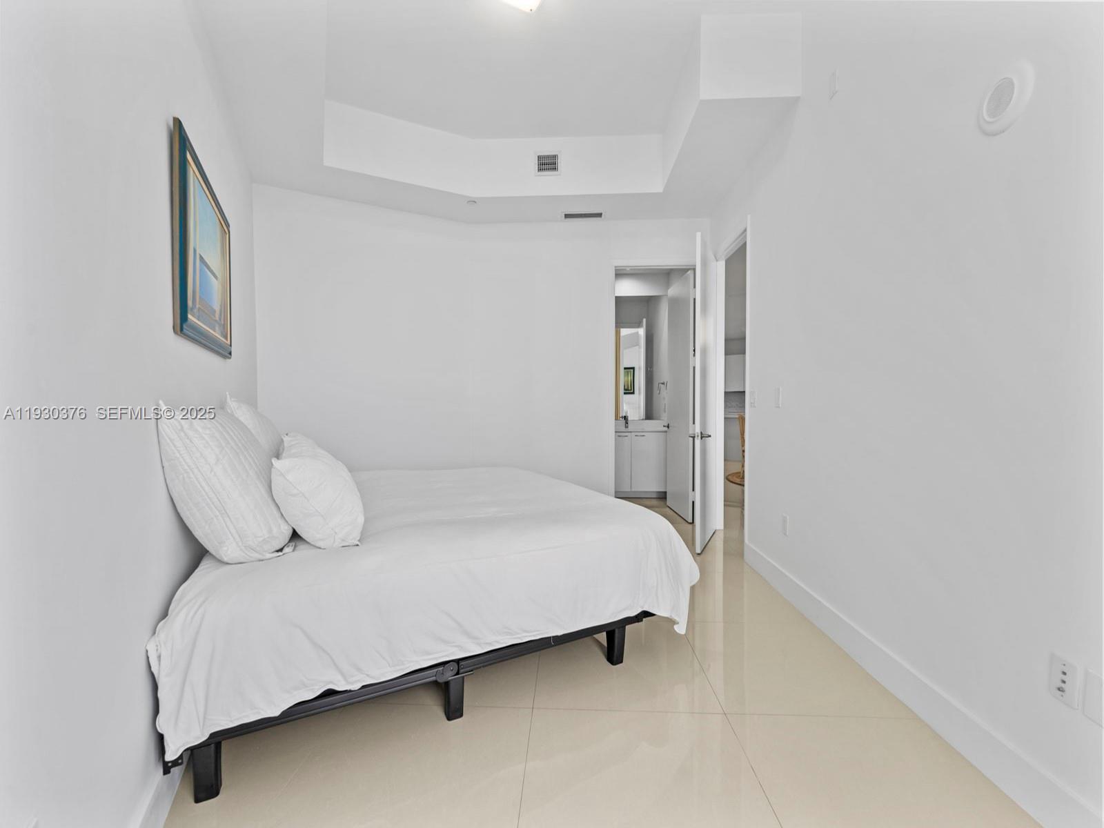 Подробнее 3707 2 / 3 2084 кв.футов $ 2025-12-14 0 Фото