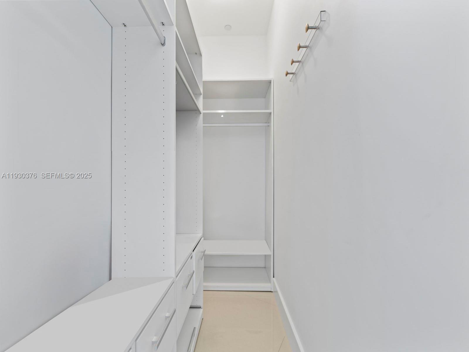 Подробнее 3707 2 / 3 2084 кв.футов $ 2025-12-14 0 Фото