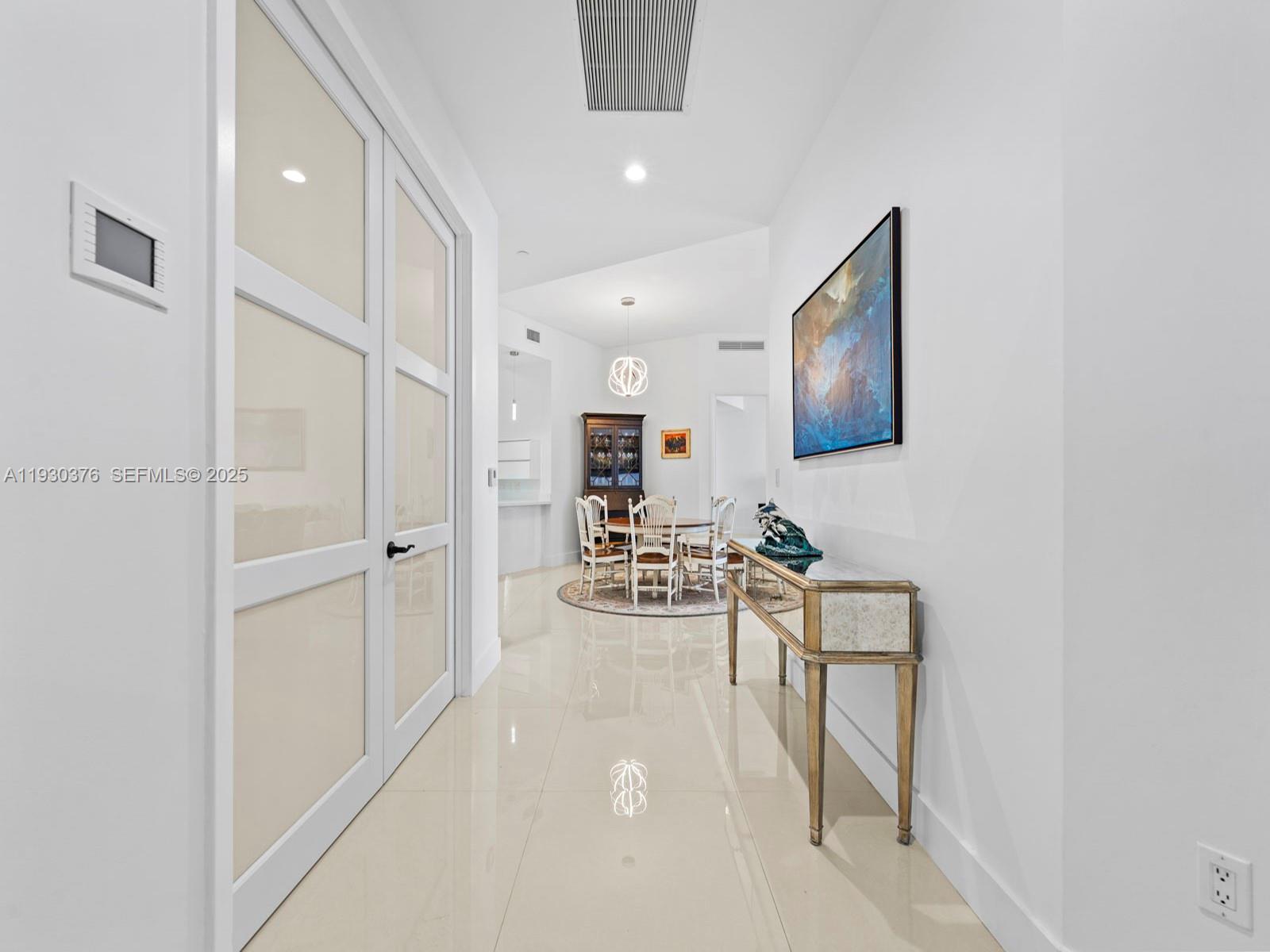 Подробнее 3707 2 / 3 2084 кв.футов $ 2025-12-14 0 Фото