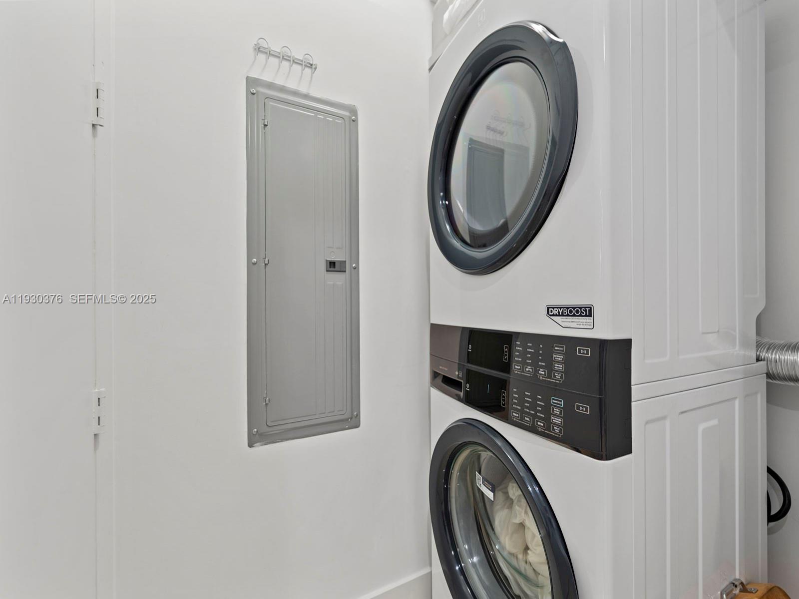 Подробнее 3707 2 / 3 2084 кв.футов $ 2025-12-14 0 Фото