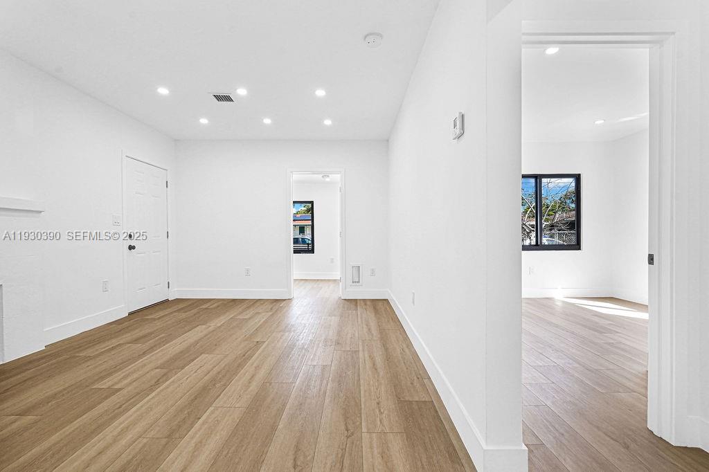 See details / 1566 sq. ft. $ 2025-12-14 0 Photo