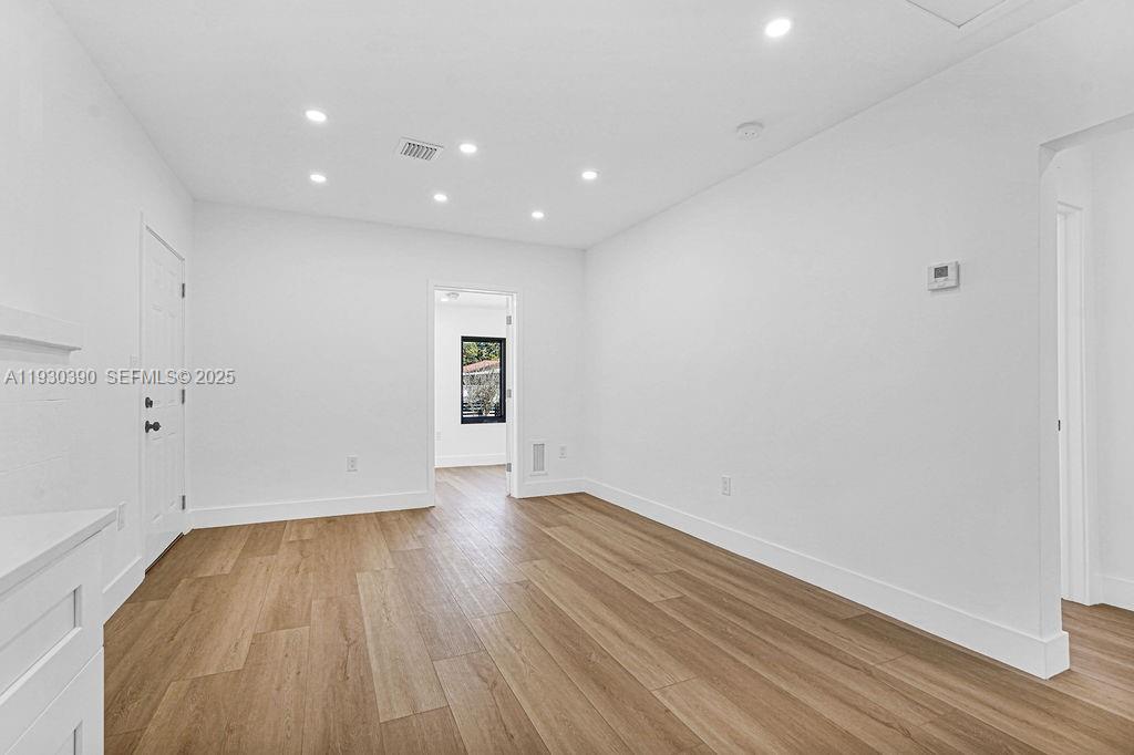 See details / 1566 sq. ft. $ 2025-12-14 0 Photo