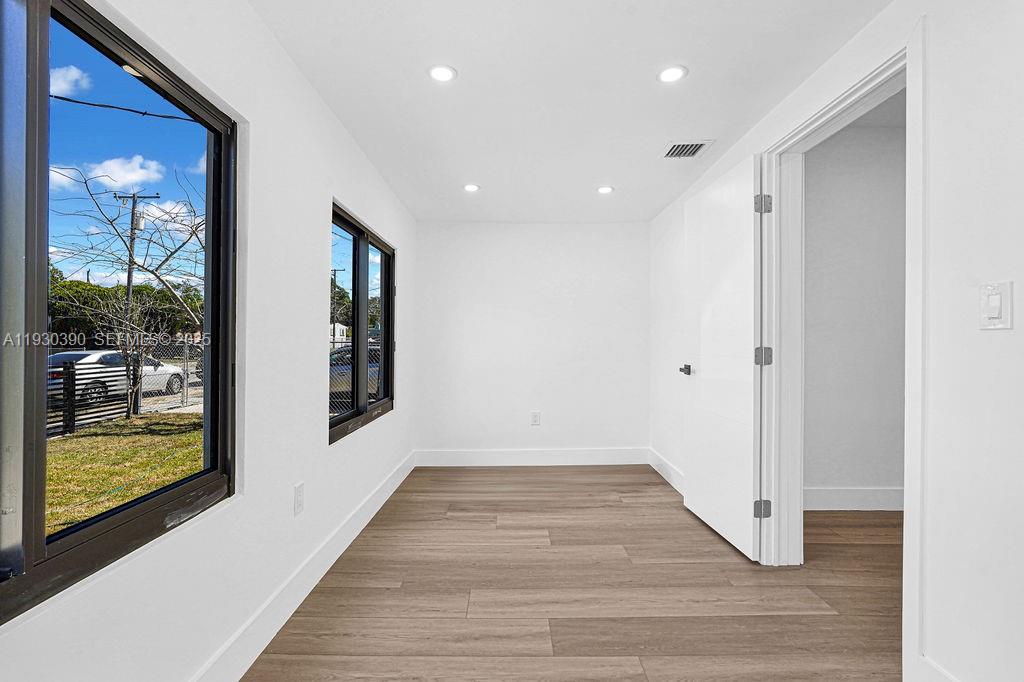 See details / 1566 sq. ft. $ 2025-12-14 0 Photo