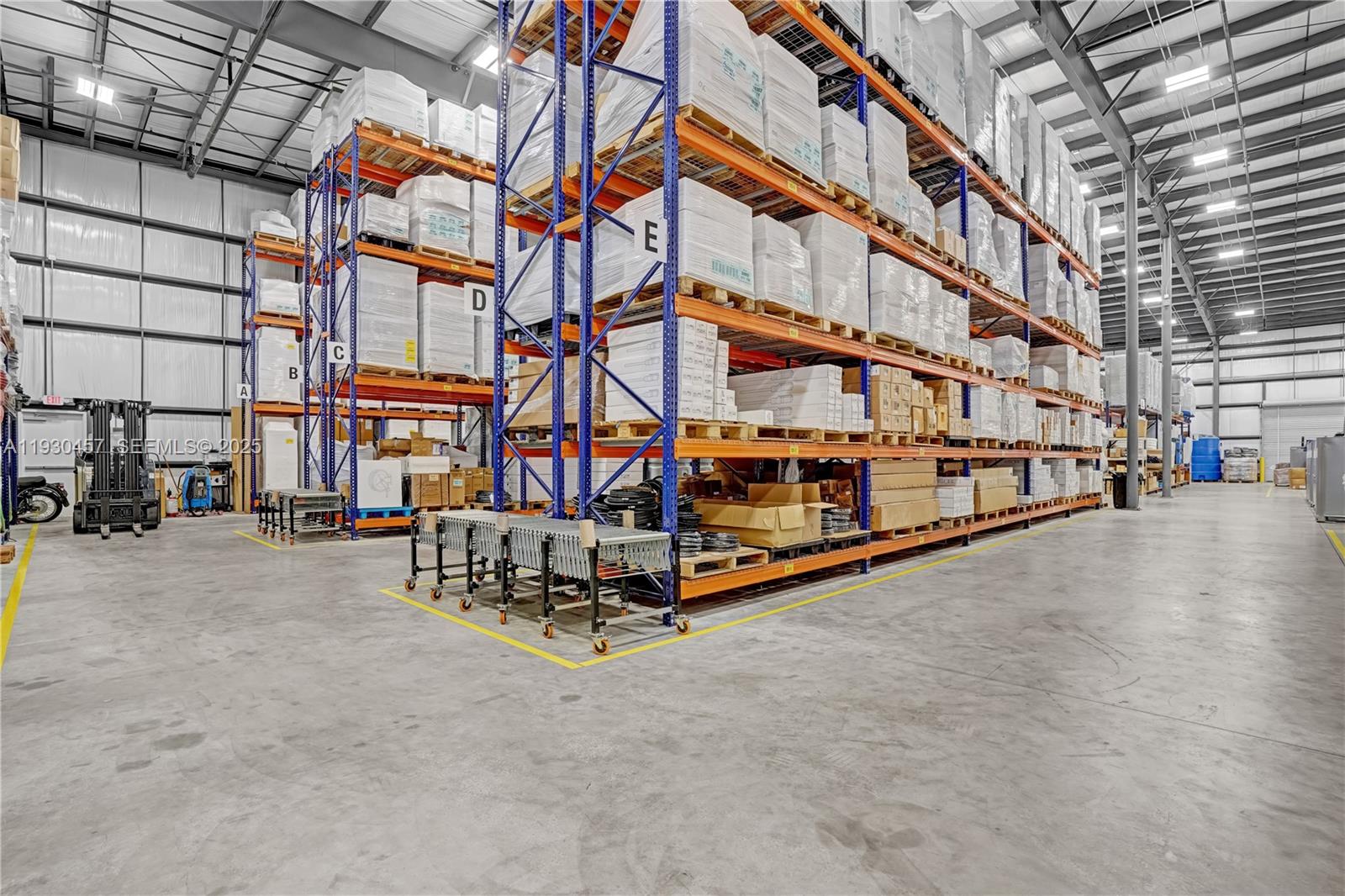   /   sq. ft. $ 2025-12-14 0 foto